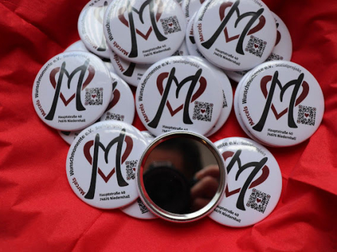 Ansteck Buttons mit Marcels Wunschmomente Logo