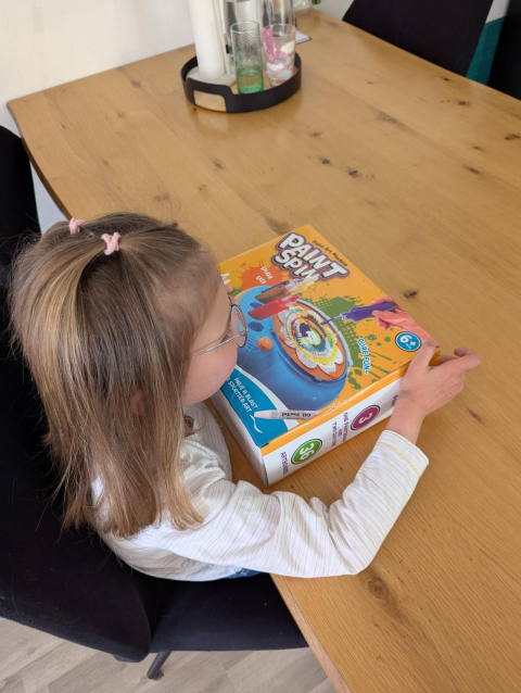 Sophia packt ihr neues Spielzeug aus