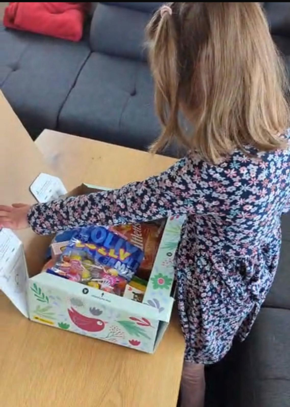 Sophia beim Öffnen ihrer Wunschkiste Sophia beim Öffnen ihrer Wunschkiste