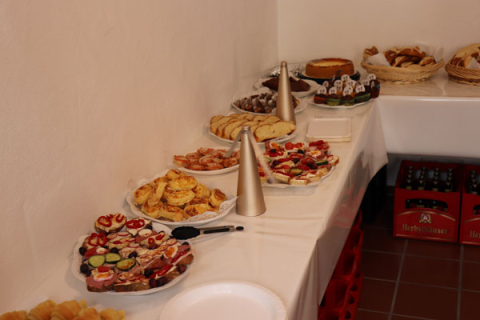 Buffet mit zahlreichen Snacks