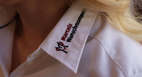 Hemdkragen mit Marcels Wunschmomente Logo bestickt