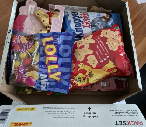 Eine Kiste voll mit Naschereien