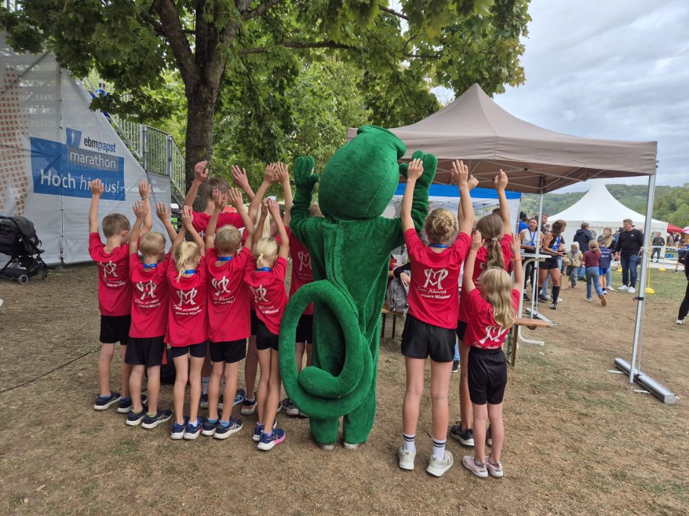 Kinder und Dino von hinten