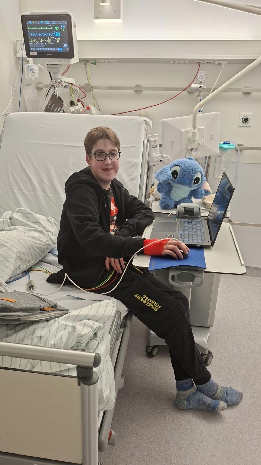 Ben mit seinem Laptop im Krankenhaus