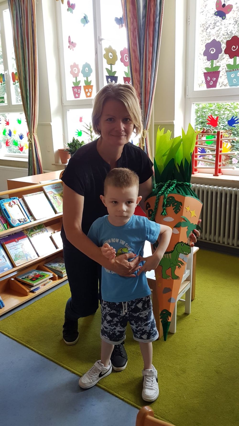 Vorstand von Marcels Wunschmomente gemeinsam mit Adrian und seiner Schultüte im Kindergarten