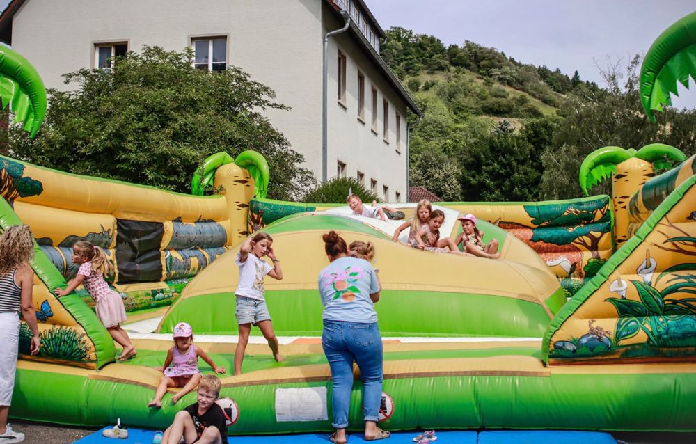 Viel Freude auf der Hüpfburg
