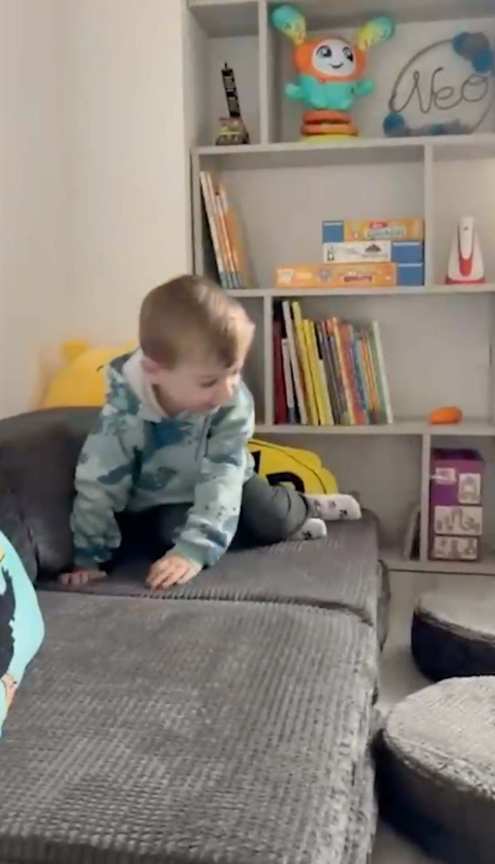 Neo auf seinem Spielsofa