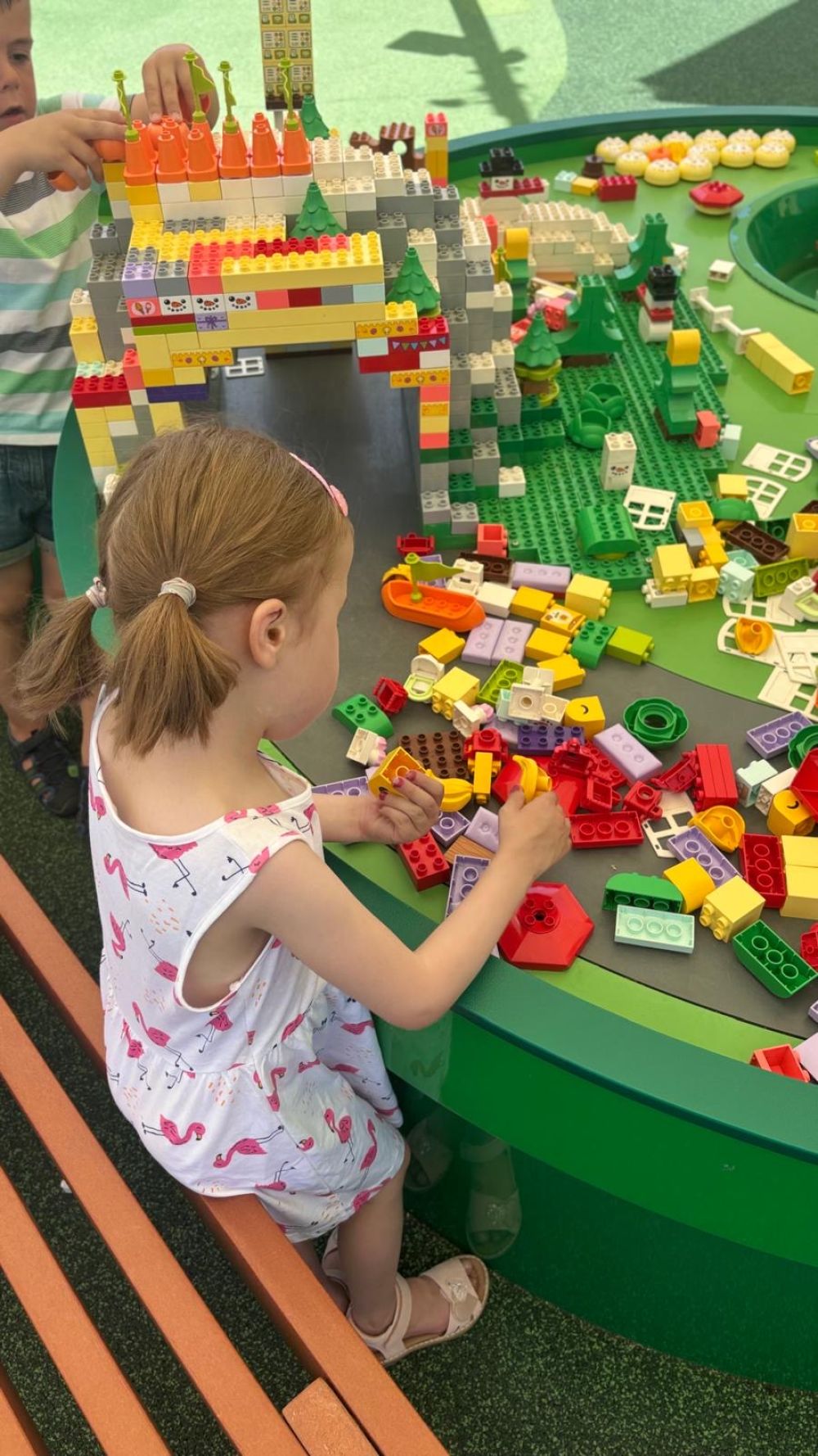 Mila spielt mit Lego Duplo
