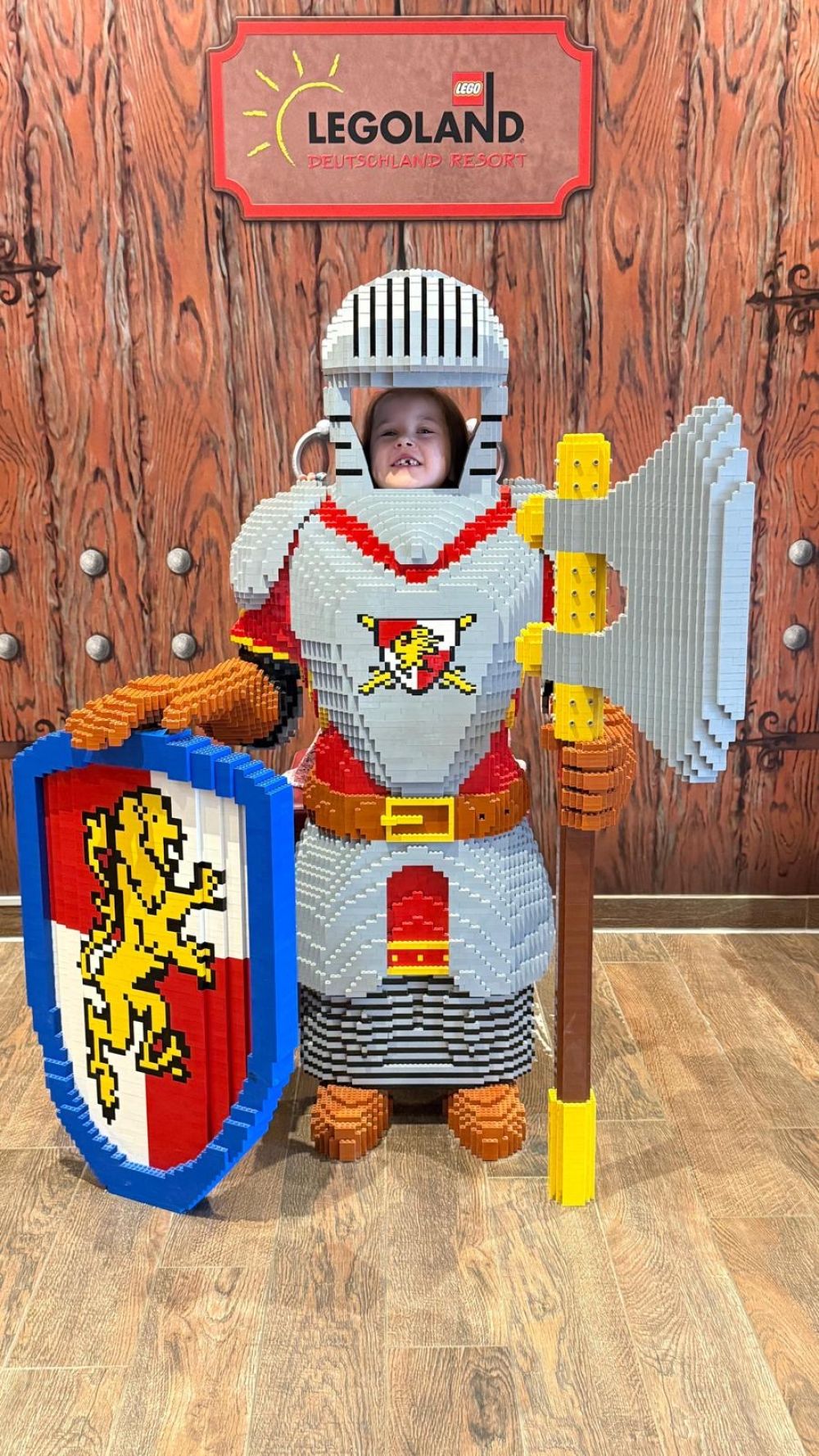 Mila macht ein Foto mit einer Ritterrüstung aus Lego