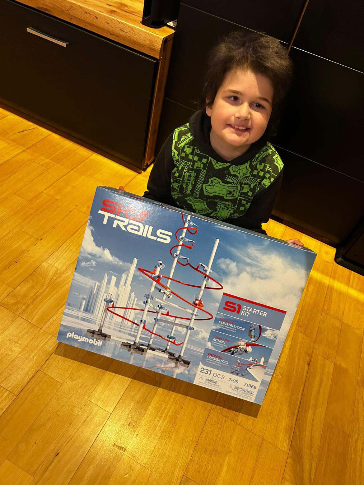 Maxime mit seiner Playmobil Achterbahn