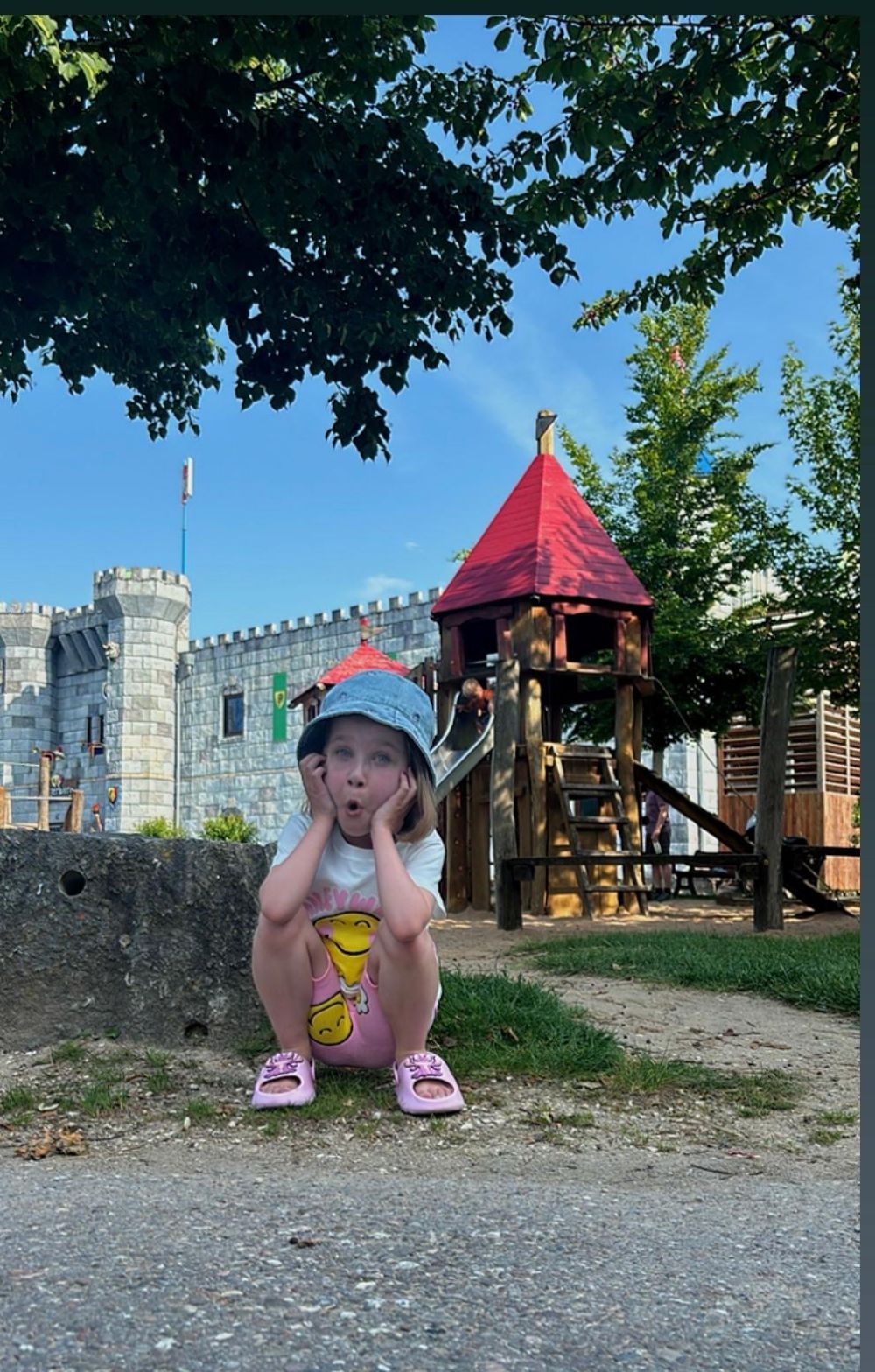 Mila schneidet Grimassen auf einem Spielplatz