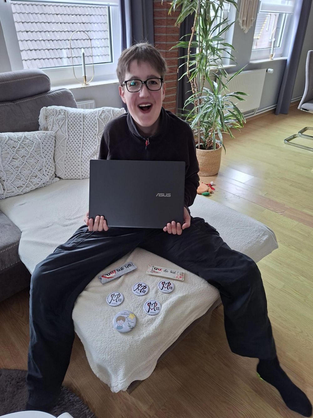 Ben mit seinem neuen Laptop