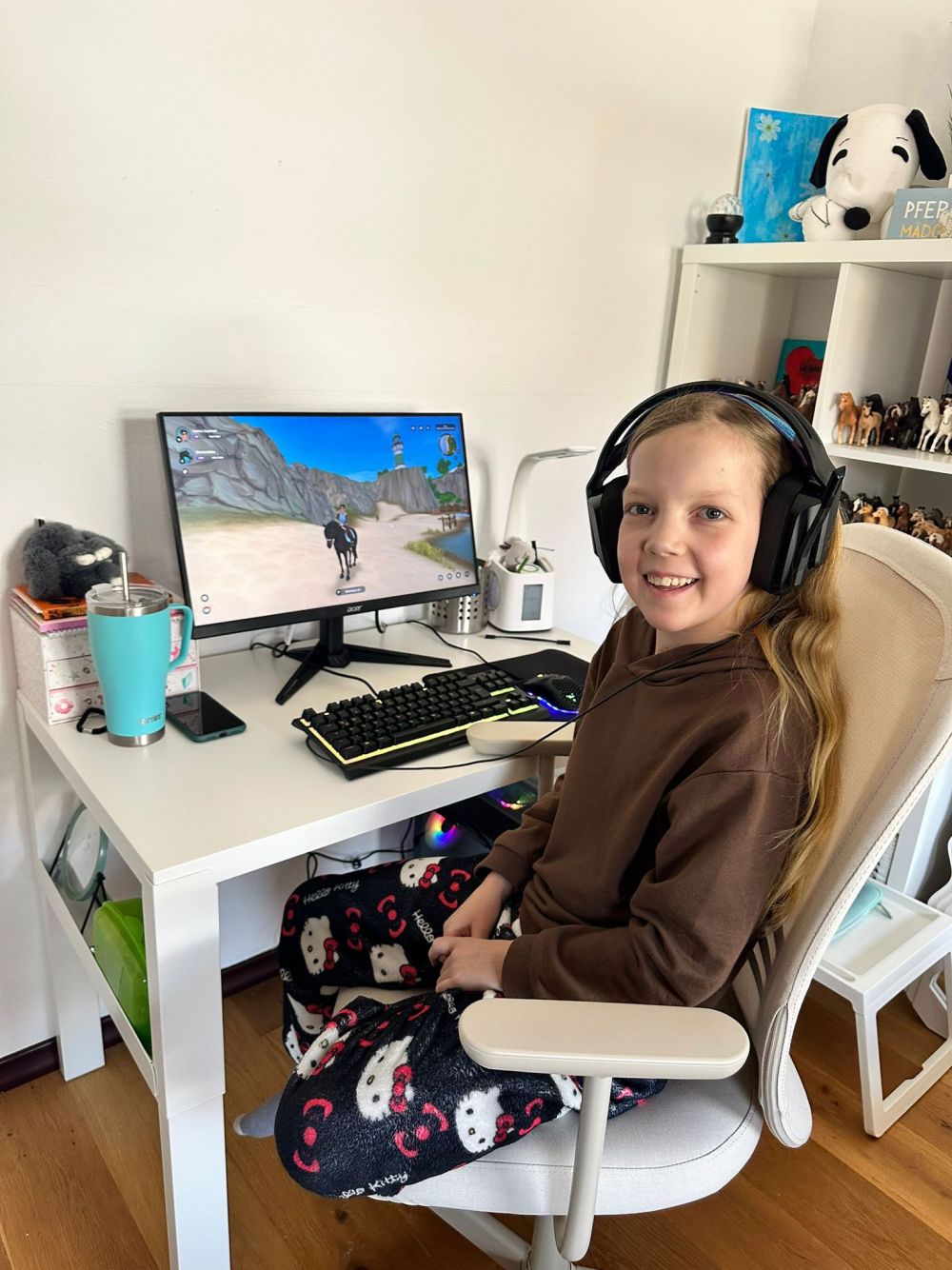 Emma mit ihrem neuen Gaming-PC