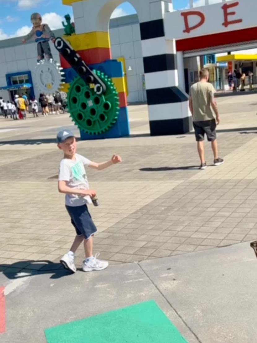 Ben am Eingang zum Legoland