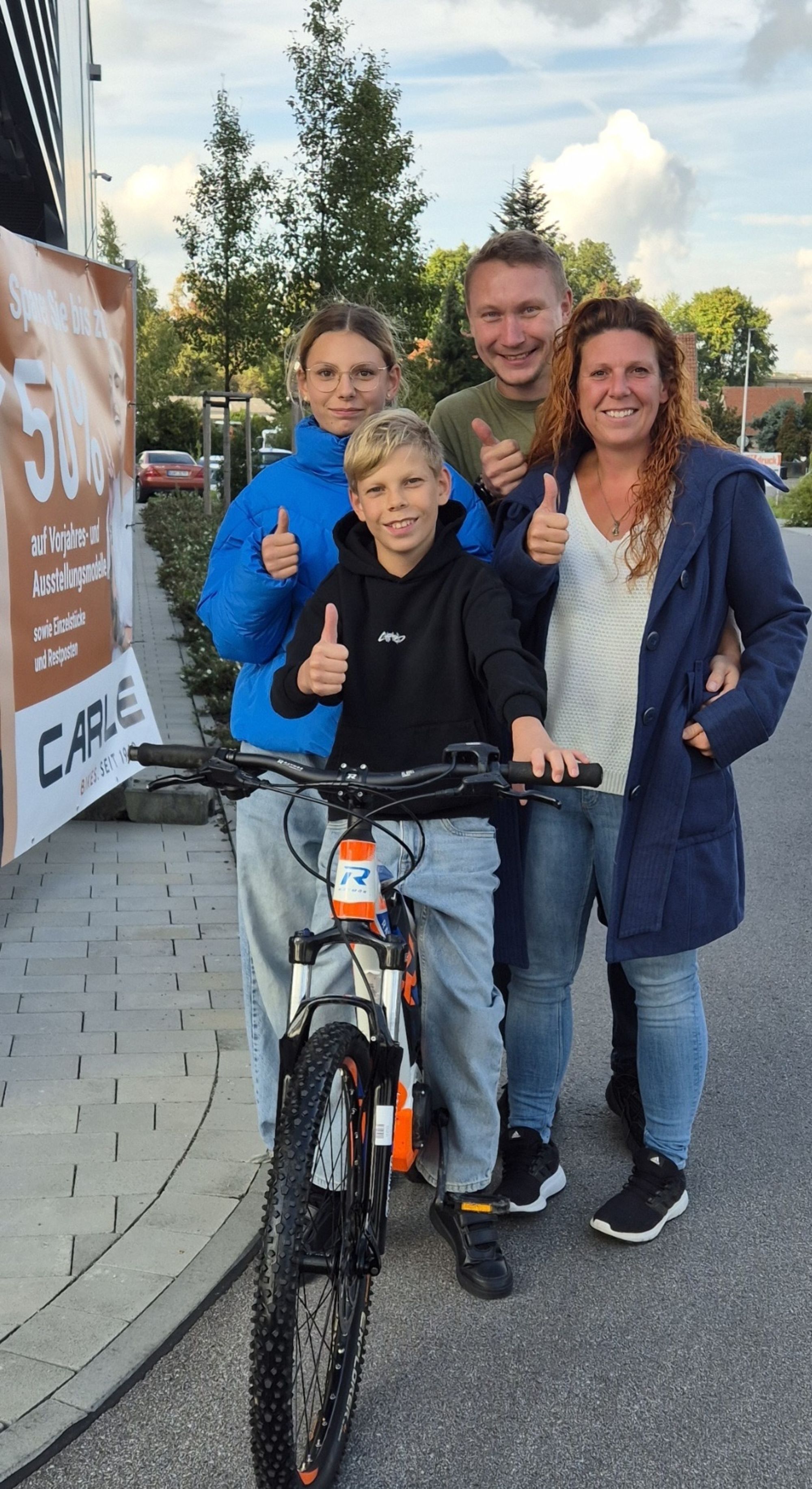 Collin mit seiner Familie auf dem E-Bike bei Zweirad Carle in Öhringen