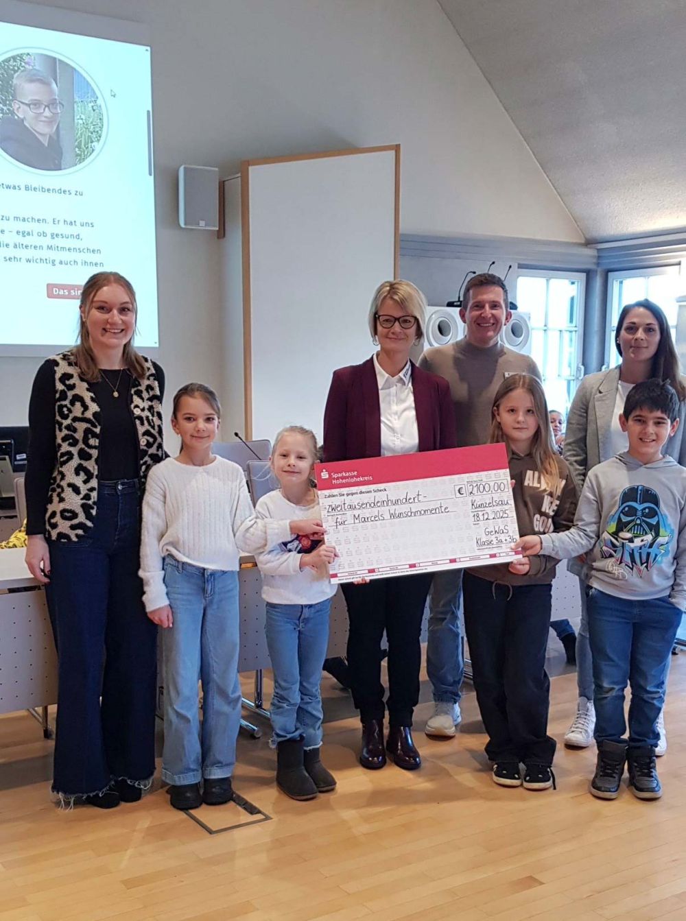 Spendenübergabe durch Lehrer und Schüler