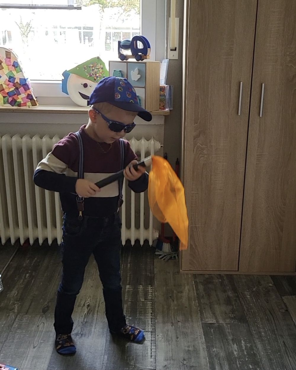 Niels im Kinderzimmer mit seinem selbstgebastelten Zauberstab