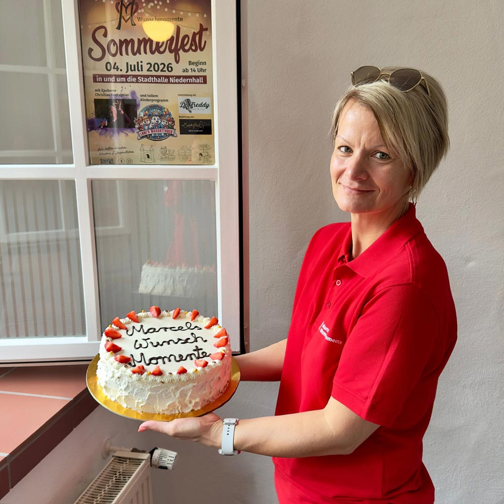 Frau hält den Kuchen 