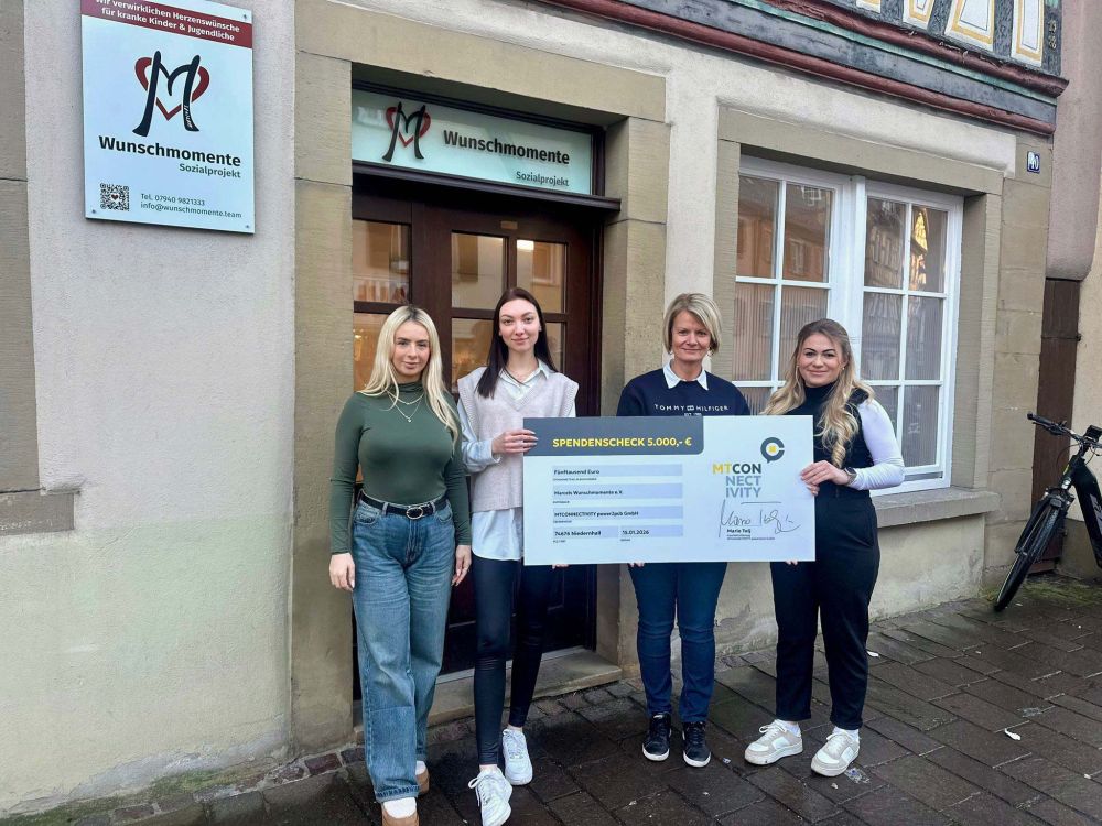 Spendenübergabe MT Connectivity vor dem Haus