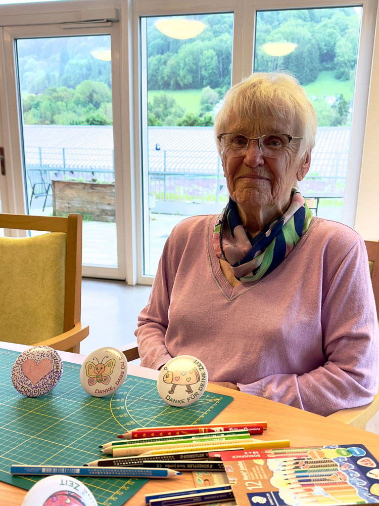 Seniorin mit ihren Pins