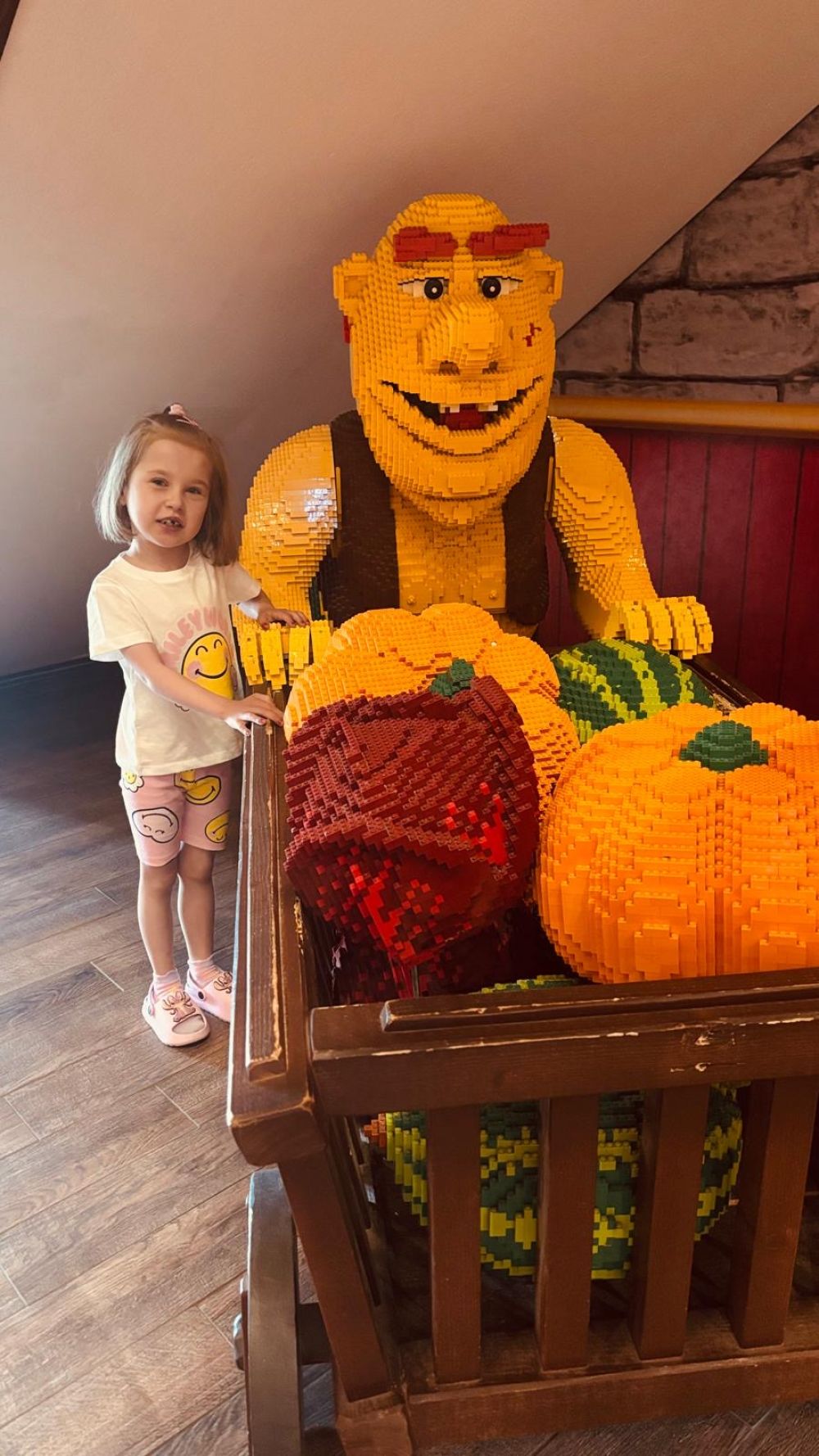 Mila mit einer großen Figur aus Lego