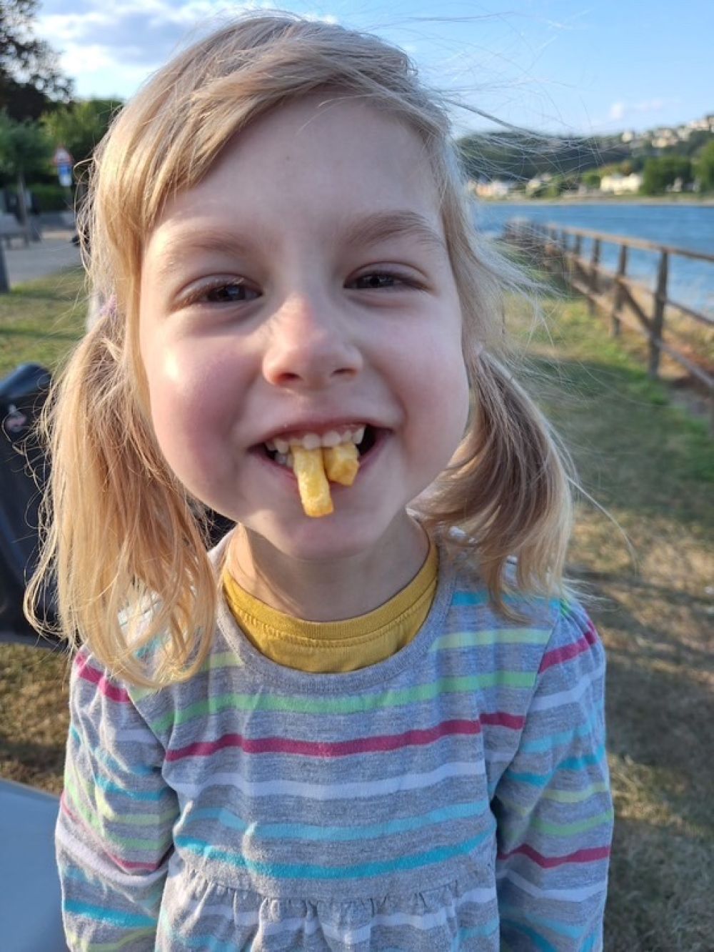 Julianna auf dem Bild mit 2 Pommes im Mund