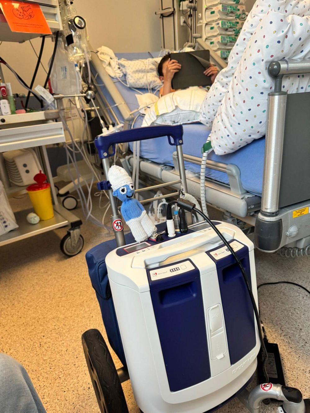 Henri mit seiner Switch im Krankenhaus