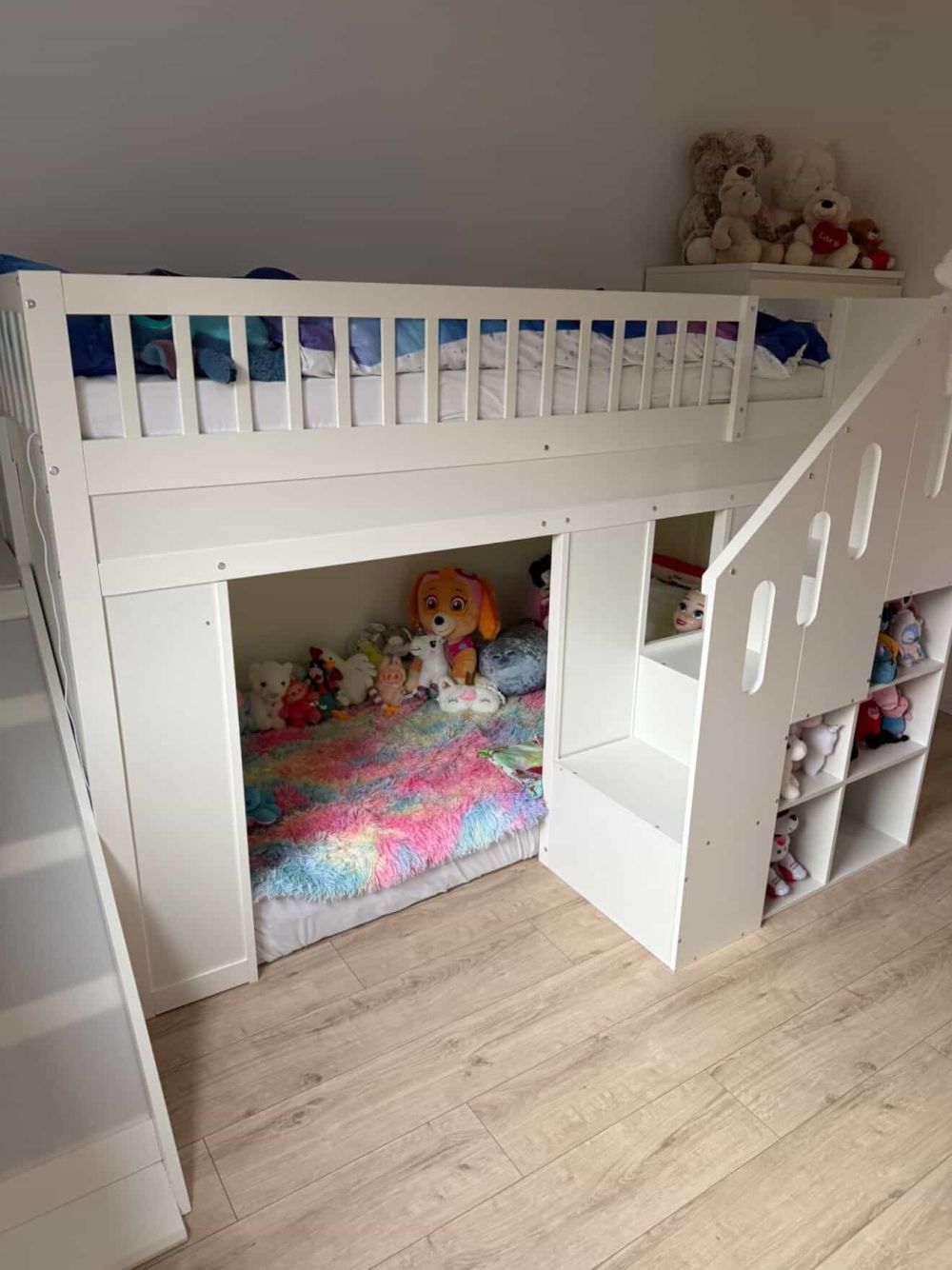 Hochbett mit Klettertreppe