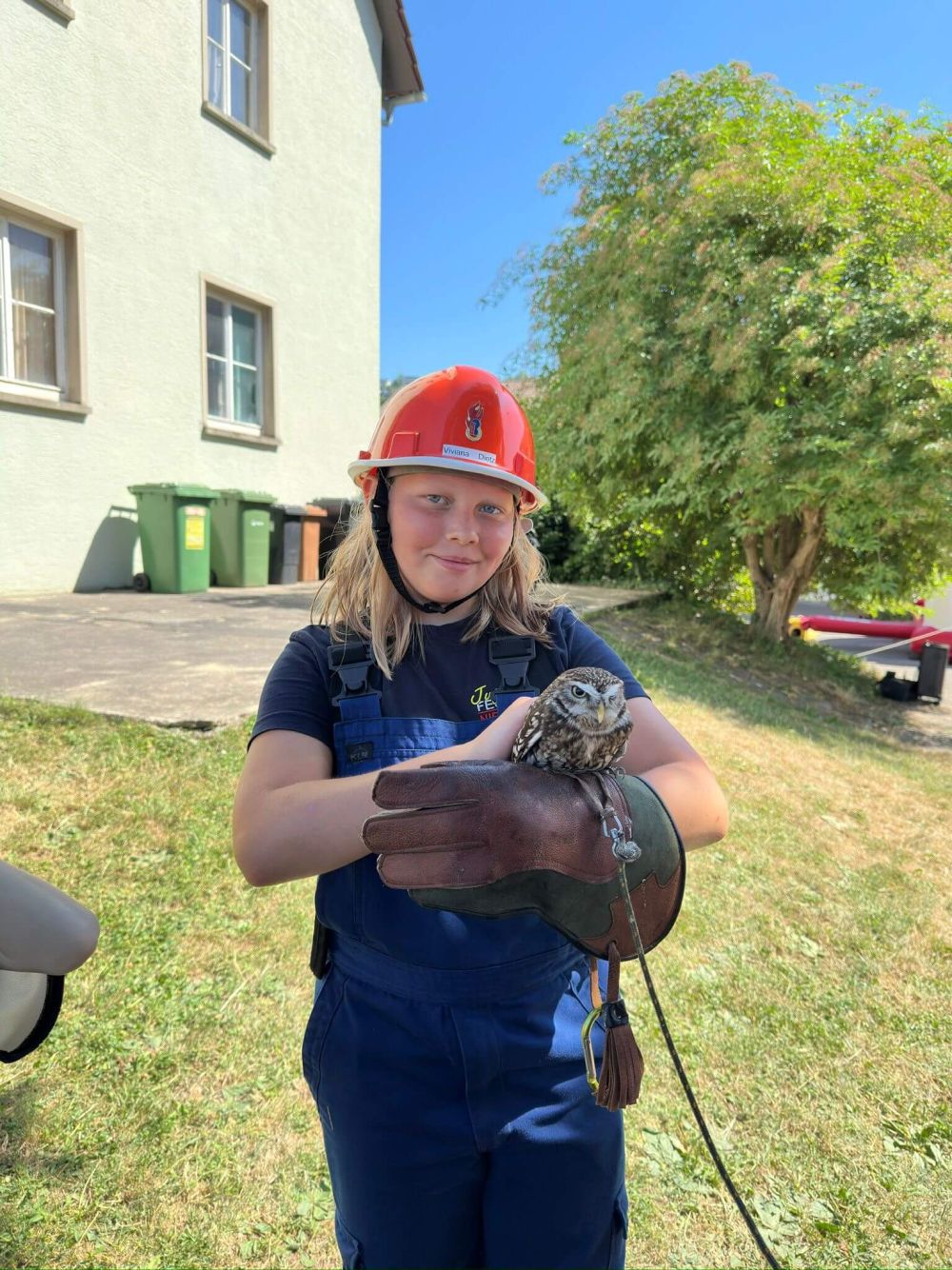 Jugendfeuerwehrlerin mit Vogel