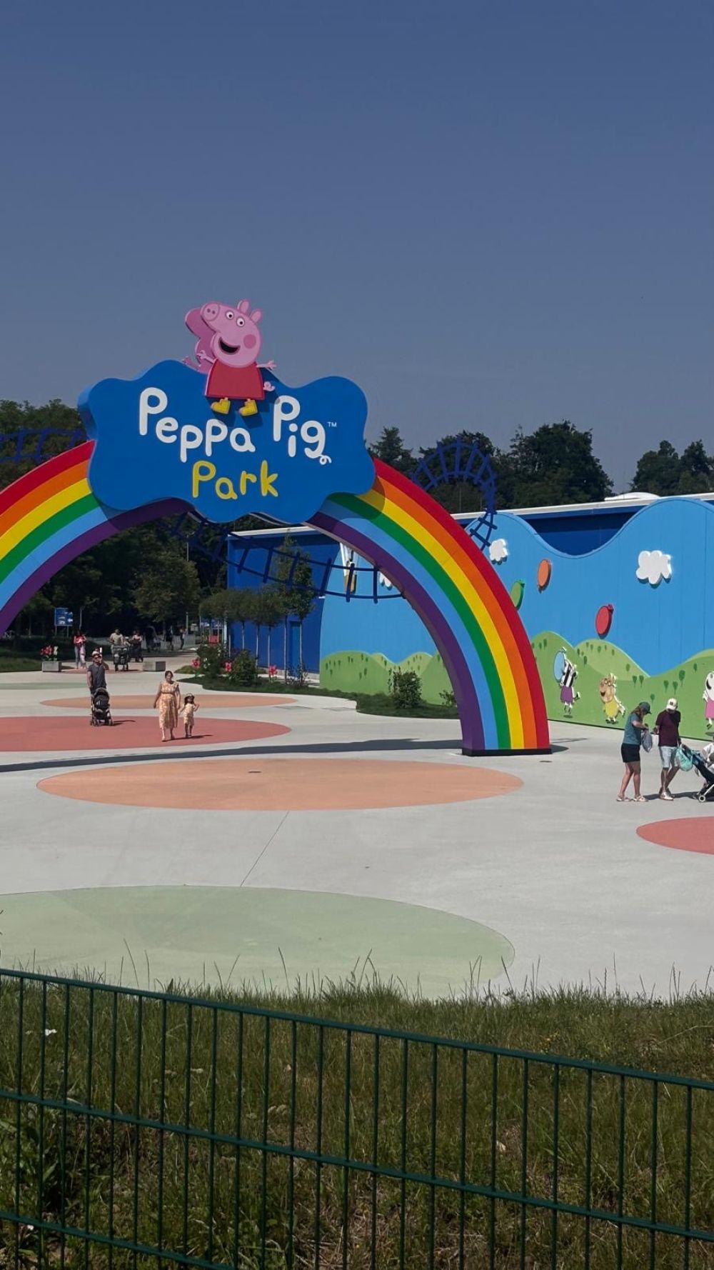 Peppa Pig Park Eingangstor das aussieht wie ein Regenbogen