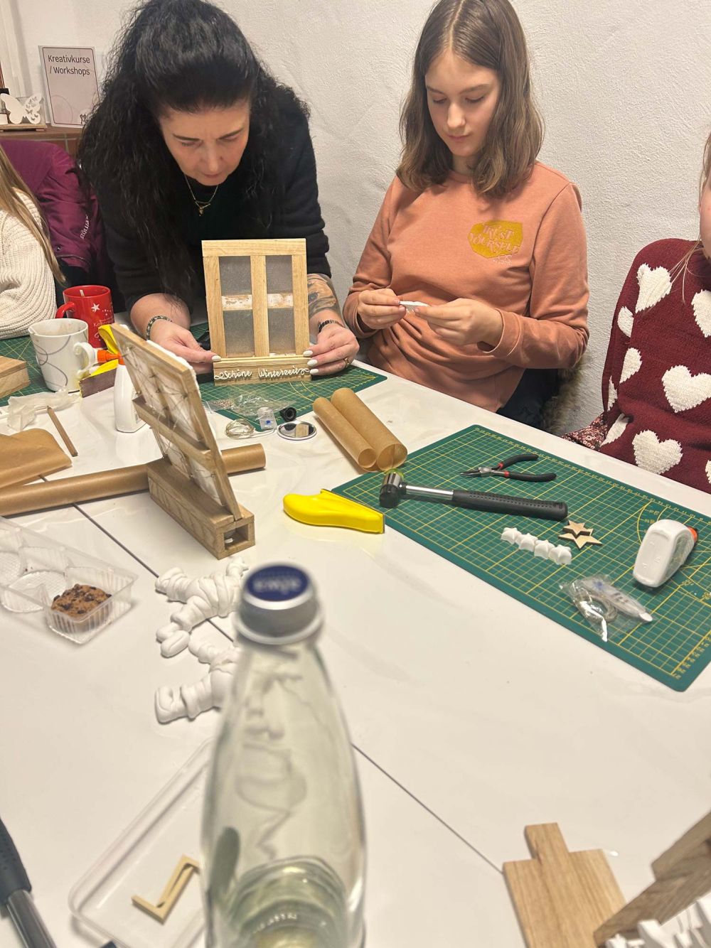 Kinder und Erwachsene basteln