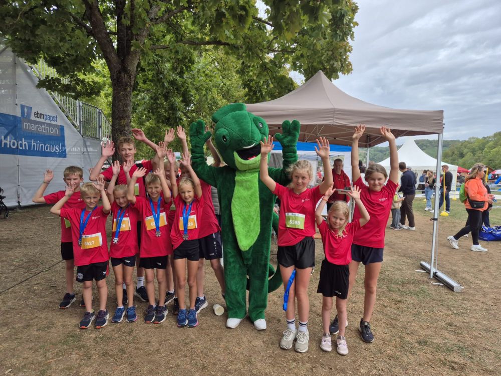 Kindergruppenbild mit Dino von vorne